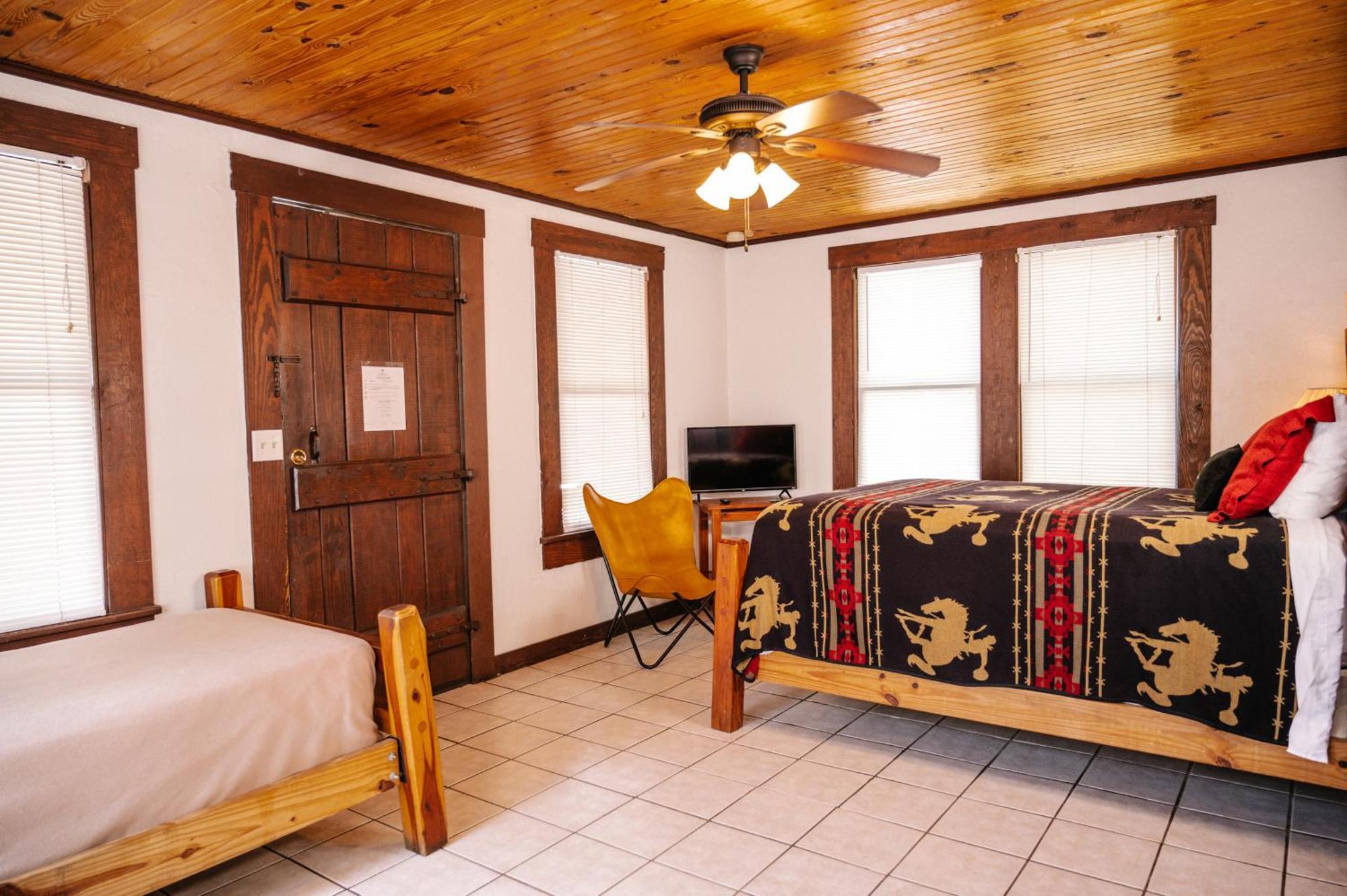 The Vaquero Motel Бандера Номер фото